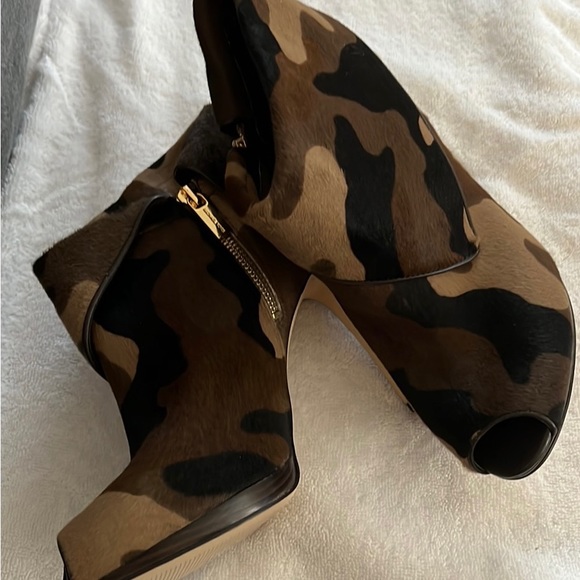 New Real Fur Michael Kors Camo Cav Hair booties & matching chained wallet.😍 - Picture 2 of 16